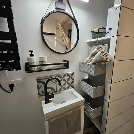 Atypique Deux Pieces Au Village Apartment